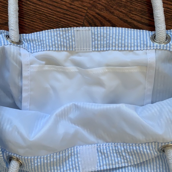 Seersucker “pool” monogrammed waterproof lined bag - Picture 4 of 5